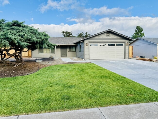 Building Photo - 2853 Tahitian Ave