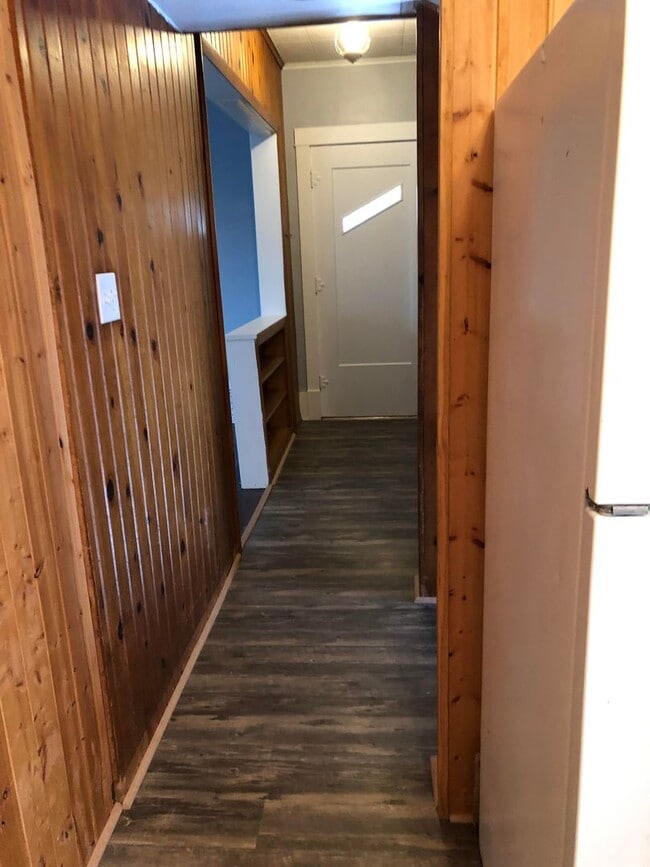 Building Photo - 3 bedroom/2 bath home w/partially fenced y...