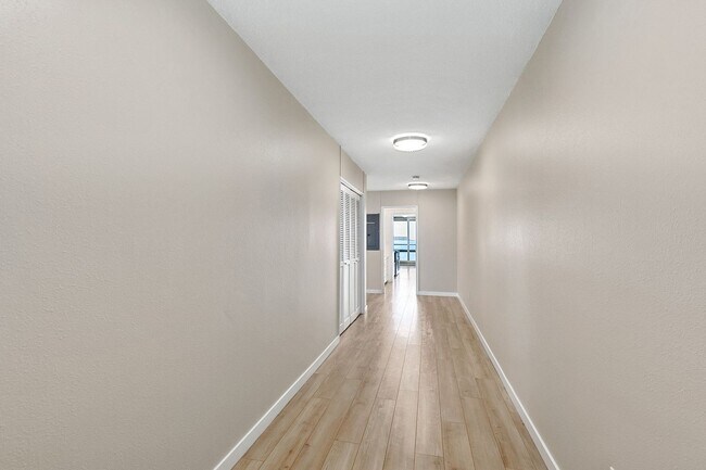 Building Photo - 2 Bedroom 2 Bath Top Floor Corner Unit  wi...