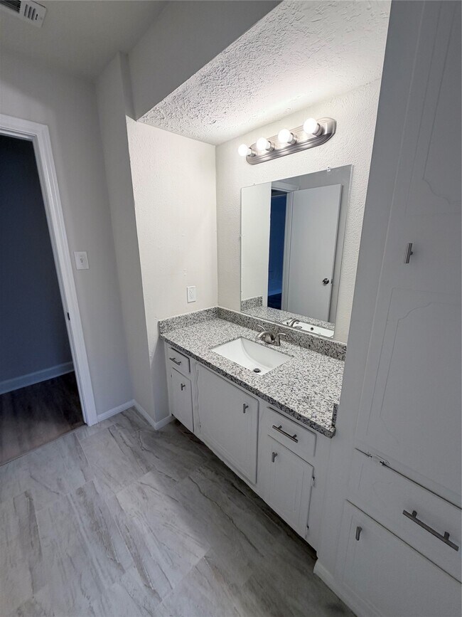 Building Photo - 2102 Lake Creek Dr