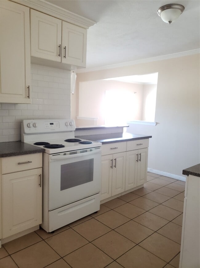 Building Photo - 733 W Live Oak St