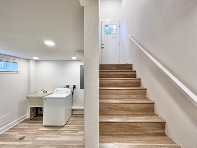 Building Photo - Newly Renovated 3 bed 2 bath With Huge Bac...