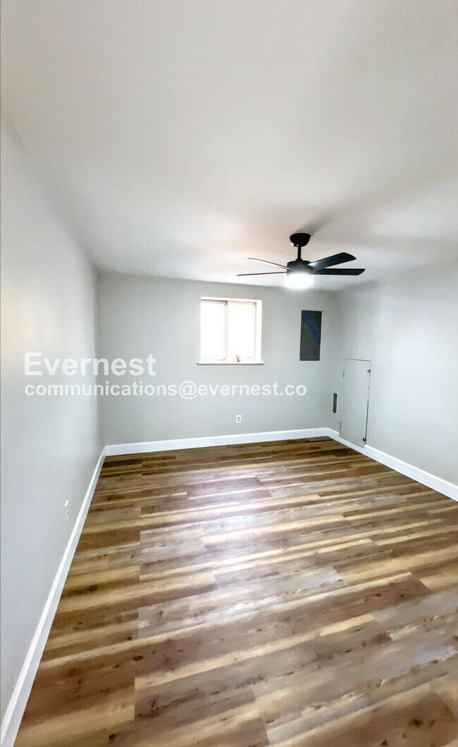 Building Photo - HALF OFF First Month’s Rent &  Admin Fee + Application Fee credit! Limited Time Special Offer - S...