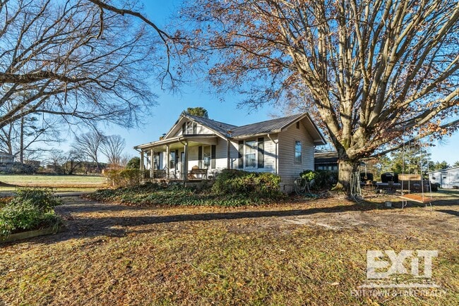 Building Photo - 3 Bedroom 2 Bathroom Home