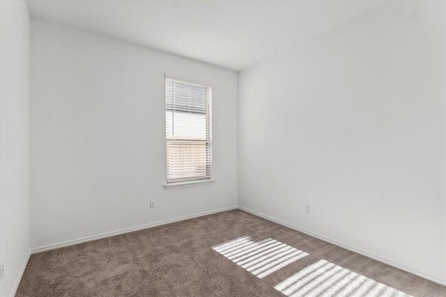 Building Photo - 1525 W Kerr Pass