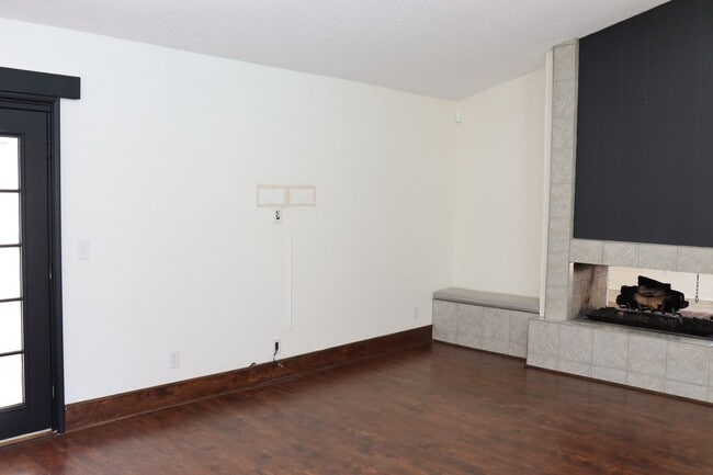 Building Photo - 5 Bedroom, 2 Bathroom