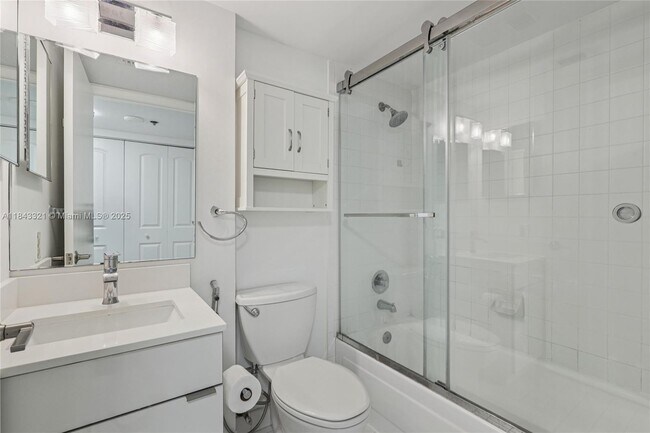 Building Photo - 540 Brickell Key Dr