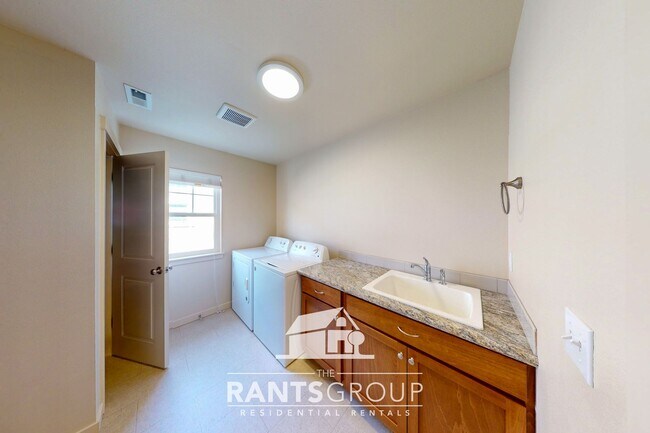 Building Photo - 837R