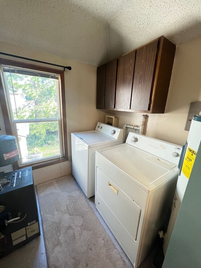 Building Photo - Upper Level 2 Bedroom Apartment - AVAILABLE JUNE