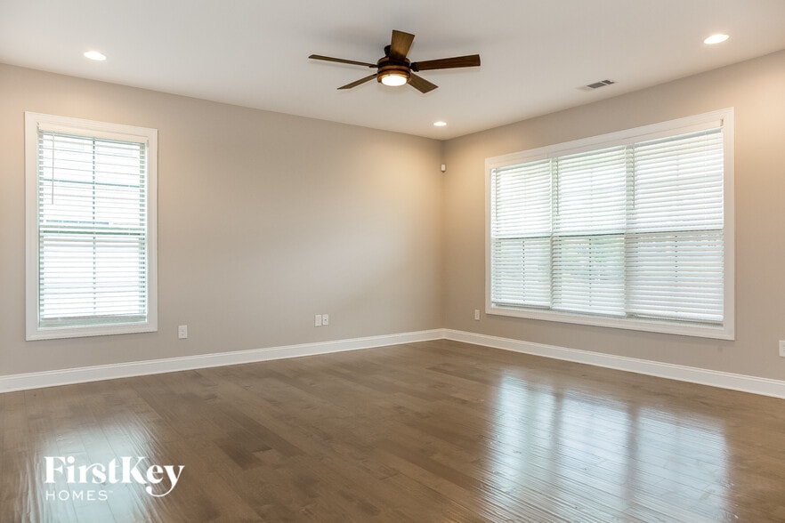 Building Photo - 740 Wood Lily Dr