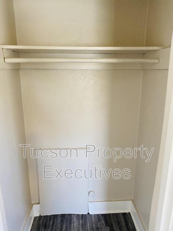 Building Photo - 2632 N Stone Ave