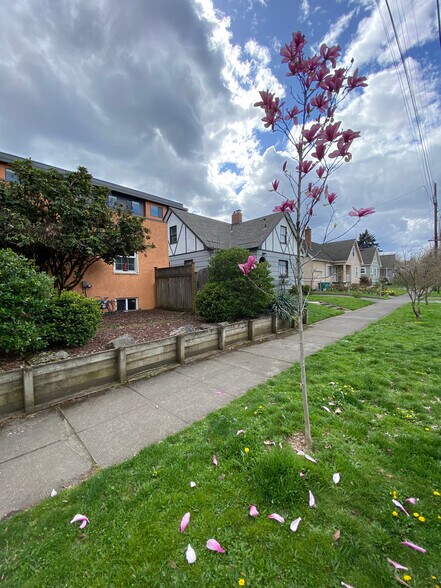 Building Photo - 7955 SE Milwaukie Ave