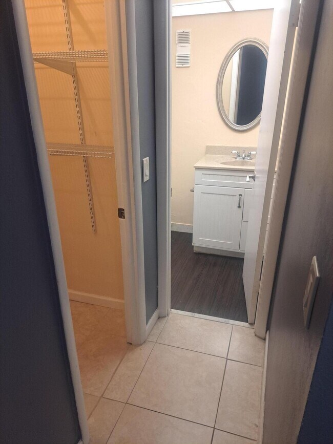 Building Photo - 470 Executive Center Dr