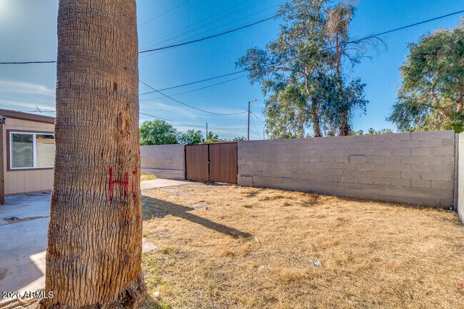 Building Photo - 1320 W 6th St