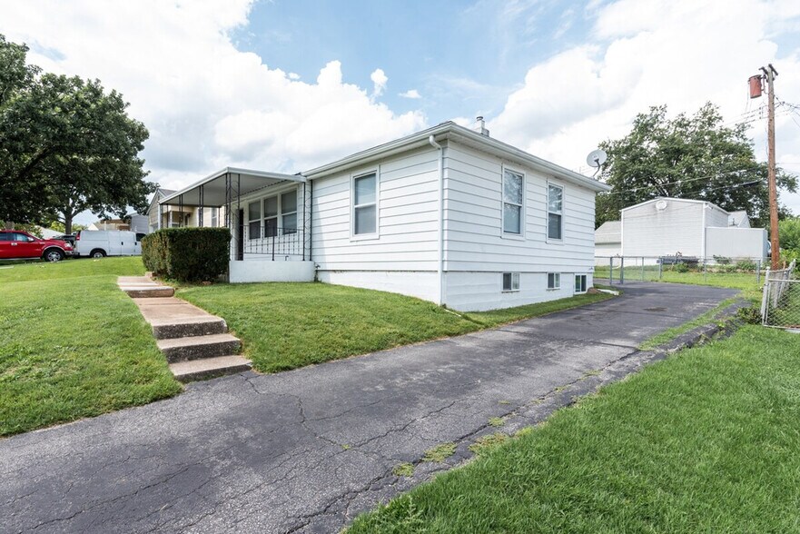 Building Photo - 9501 Upland Dr