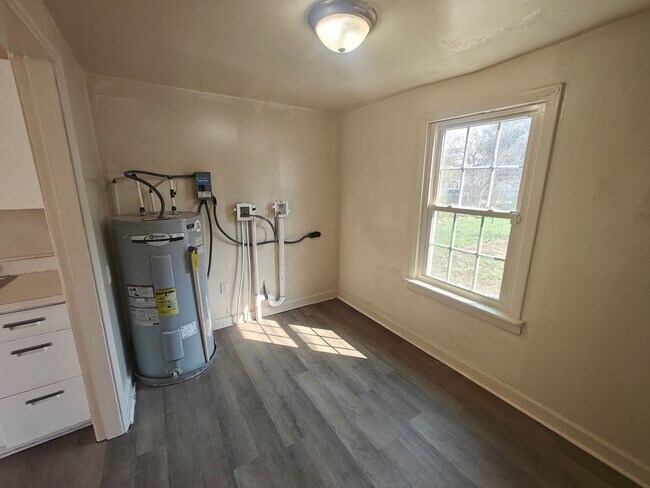 Building Photo - 2 bedroom home