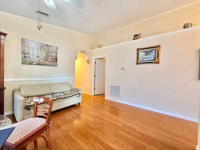 Building Photo - Beautiful Centrally Located 3/2