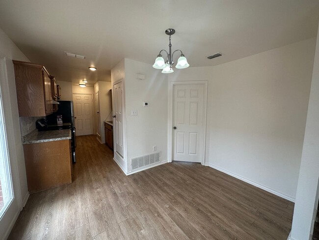 Building Photo - Wonderful updated 2/2/2 off of Milwaukee!