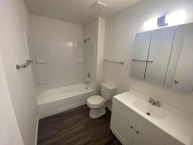 Building Photo - Cozy Condo Available NOW!