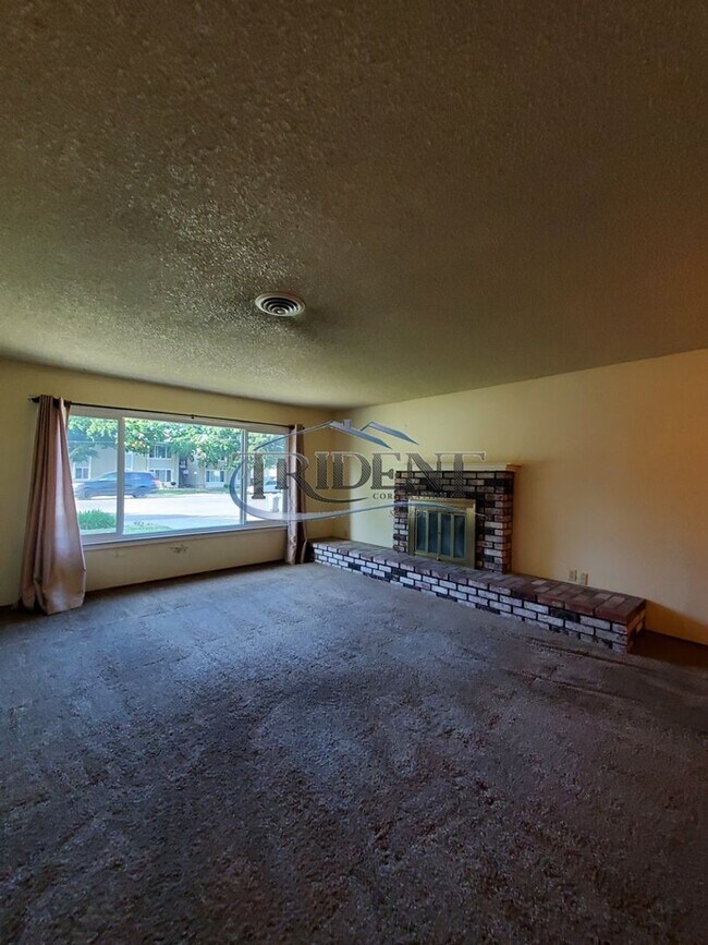 Building Photo - 231 E 18th St