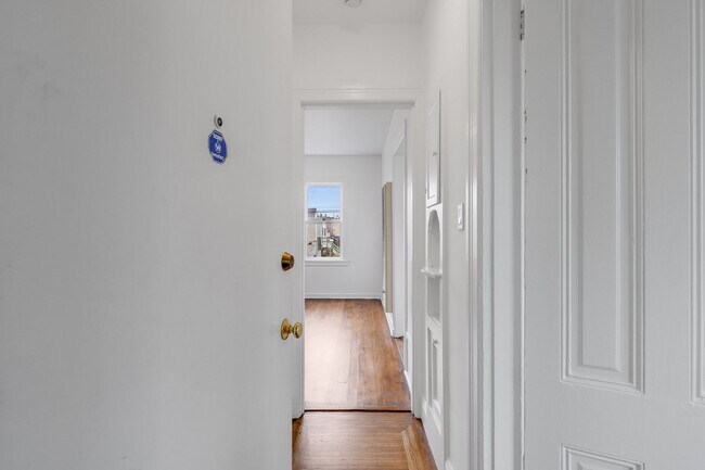 Building Photo - Newly remodeled top floor, pet friendly 1B...