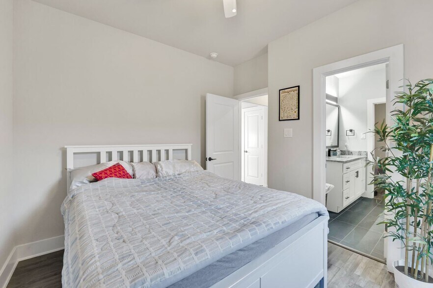 Building Photo - 4621 Collins Ave