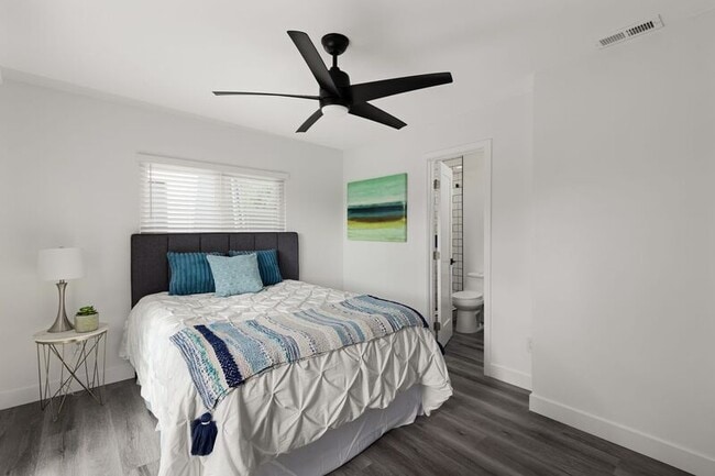 Building Photo - 1704-1710 Hanford Dr