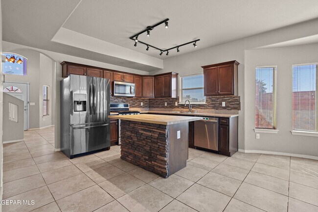 Building Photo - 3261 Garden Point Dr