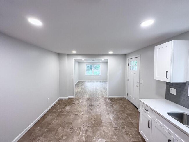 Building Photo - 453 Vineyard Ave