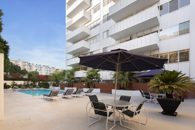 Building Photo - 7135 Hollywood Blvd