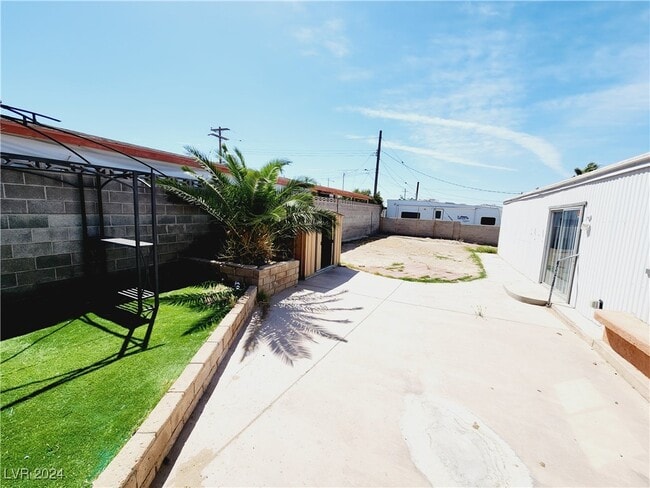 Building Photo - 6135 Carlsbad Ave