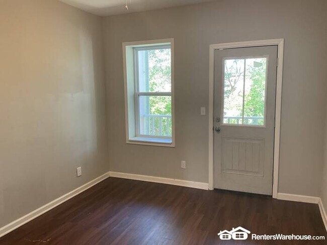 Building Photo - Completely Renovated New and Open Concept ...