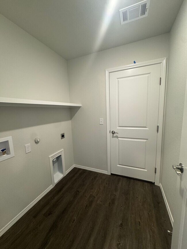 Building Photo - New build "Be the 1st to live THERE" 3/2/2 CISD 1/2 off special 1st month's rent