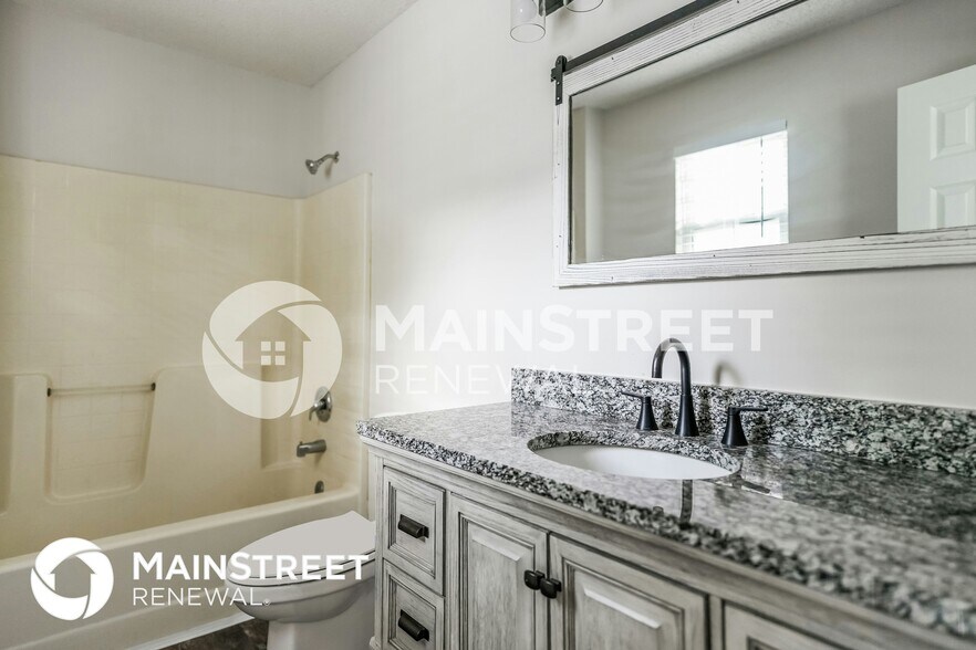 Building Photo - 820 SW Meadowood Dr