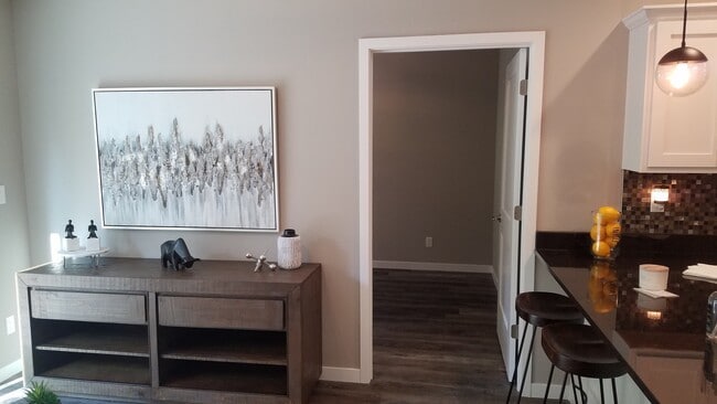 Building Photo - Fresh Paint and New Flooring 2 bedroom 2 bath Luxury Apartment Branson MO