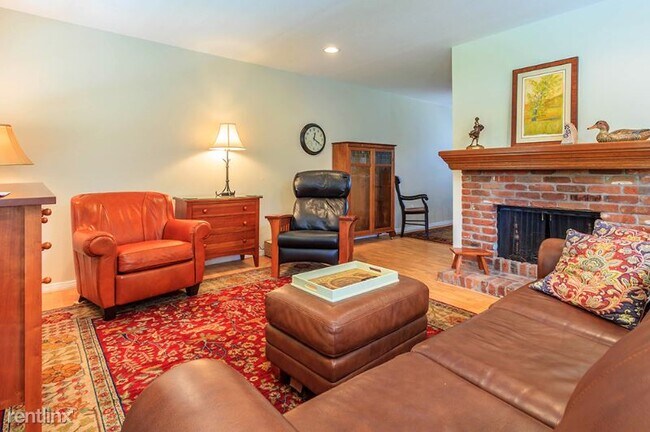 Building Photo - 4 br, 3 bath Townhome - 2851 E. Geddes Pl.