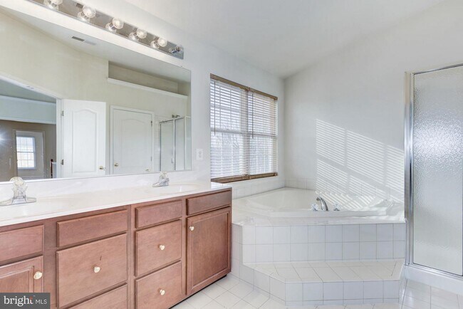 Building Photo - 22645 Upperville Heights Square