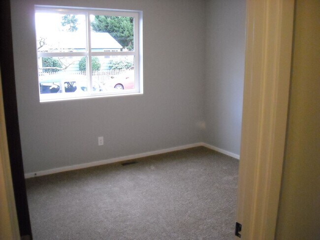 Building Photo - Charming SE Bungalow 3 Bed 2 Bathroom with Washer & Dryer