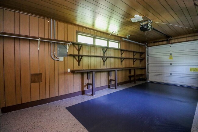 Building Photo - Immaculate Centrally located home!