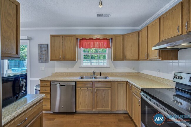 Building Photo - Charming 3-Bed, 2-Bath Home in Historic Be...