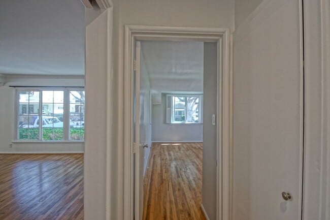Building Photo - Incredibly Charming & Bright 3BR2BA Home w...