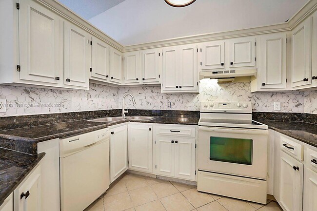 Building Photo - 6568 Chasewood Dr