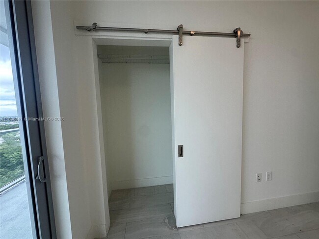 Building Photo - 2000 Metropica Wy