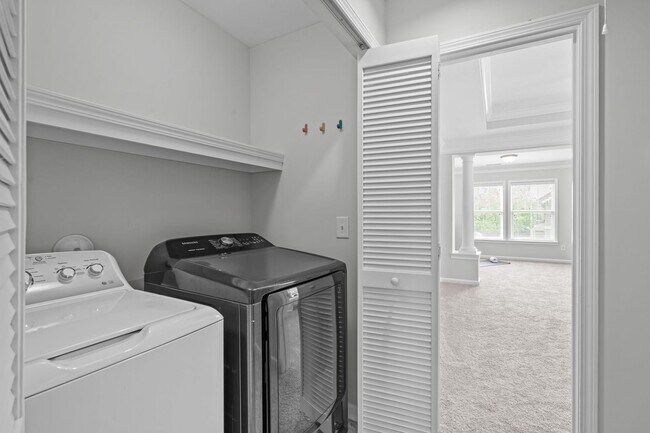 Building Photo - Stylish 2BR+Office (Optional 3rd Bedroom),...