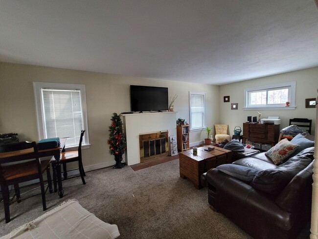 Building Photo - AVAILABLE JUNE - 3 Bed 1 Bath Beautiful Wo...