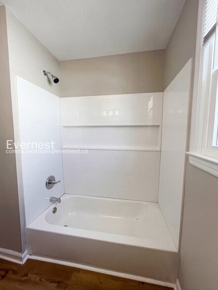 Building Photo - 3233 Southlake Dr