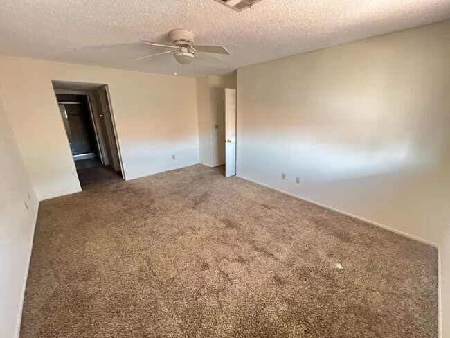 Building Photo - Spacious 2 bedroom 2nd floor unit