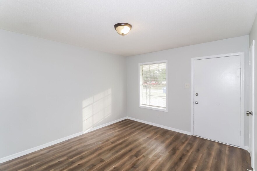 Building Photo - 6150 Devon Cir