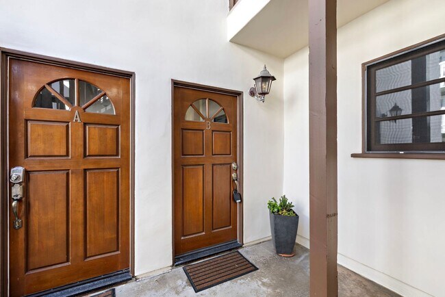 Building Photo - 416 Avenida Santa Barbara