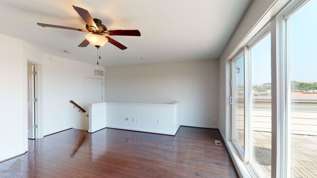 Building Photo - 517 Regent Pl NE